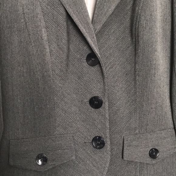 3/$40 Laura Grey Pinstripe Blazer; 3 buttons, 2 pockets; Size 2 Petite; Vintage - Picture 6 of 9